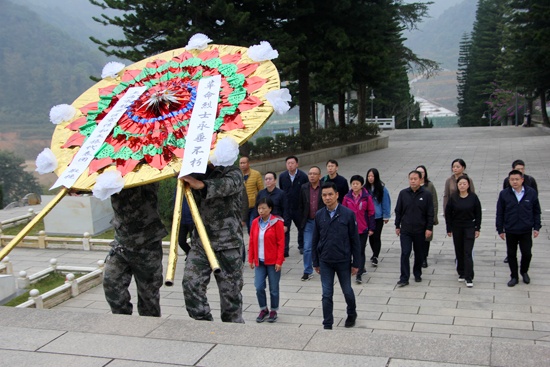 向麻栗坡烈士陵园敬献花圈.jpg