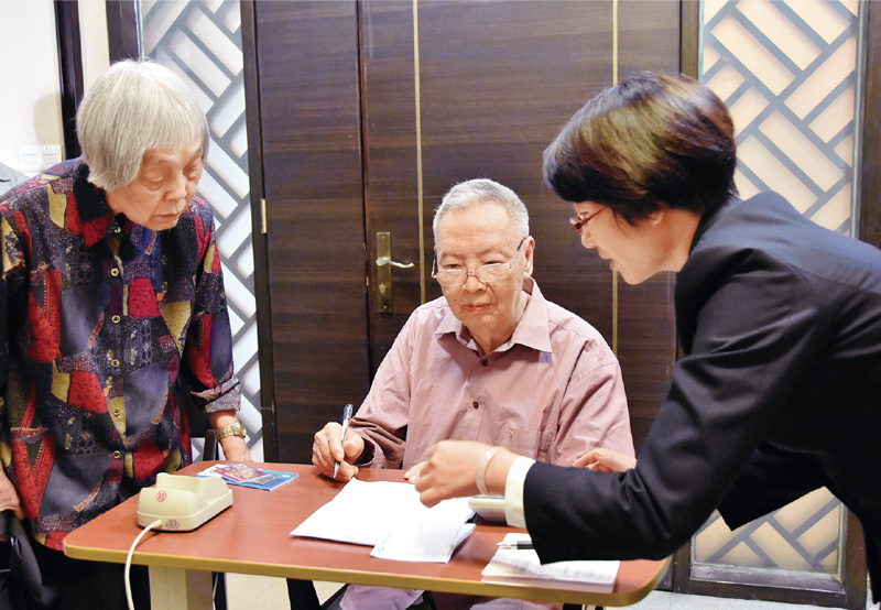 2017年3月21日，卢永根、徐雪宾夫妇二人签字捐赠880余万元。 华南农业大学供图